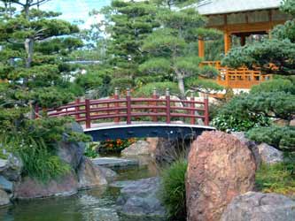 Pont en bois style japonais (peinture rouge) assez sophistiqué