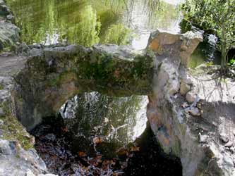 Pont à l'embouchure d'un ruisseau se jetant dans un étang