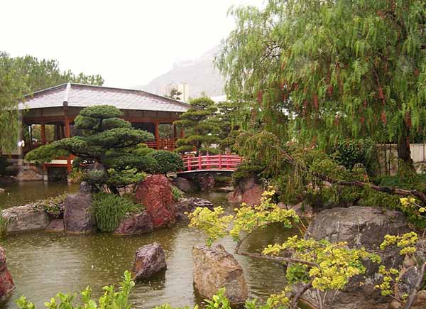 Jardin japonais, pagode, pont , bassin