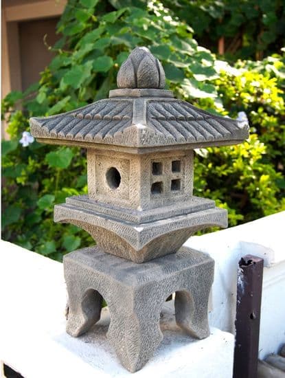 Photo d'une belle lanterne japonaise en pierre (pagode japonaise)
