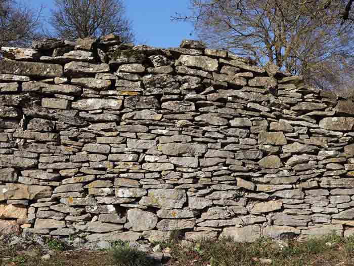 Un mur en pierre