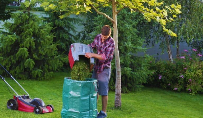 Un homme qui entretien son jardin