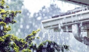 Toiture d'une maison et gouttière lors d'un jour de pluie