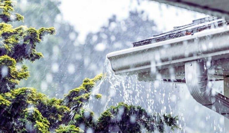 Toiture d'une maison et gouttière lors d'un jour de pluie