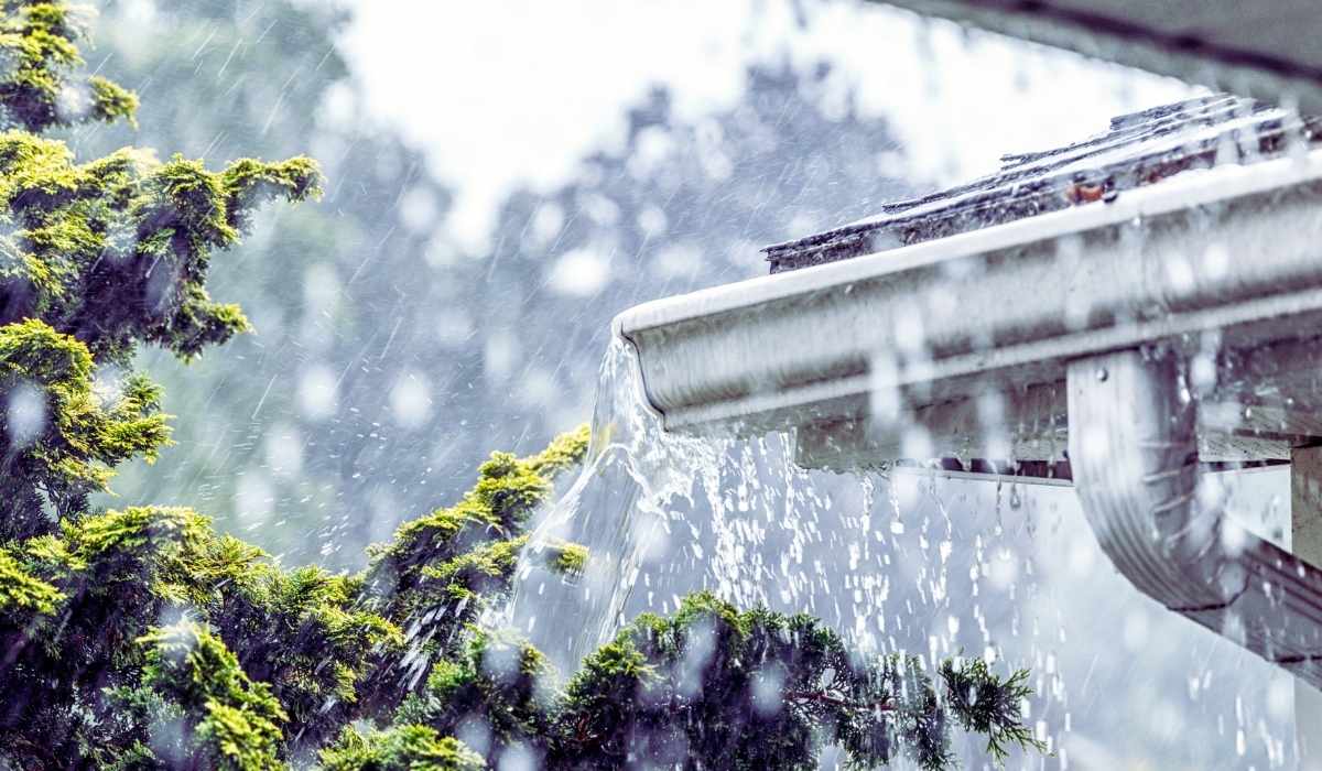 Toiture d'une maison et gouttière lors d'un jour de pluie