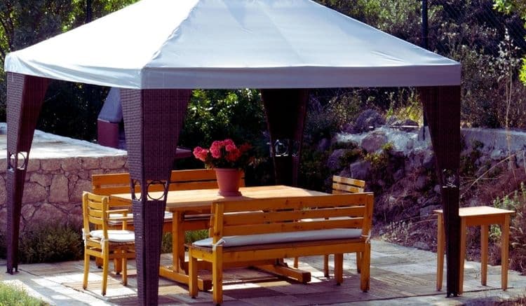 Jolie pergola dans un jardin (2)