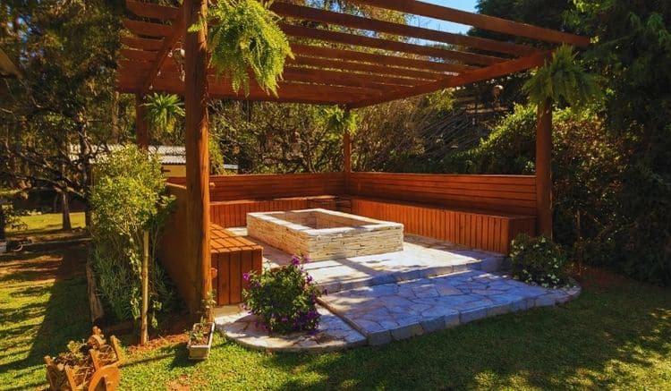 Jolie pergola dans un jardin (1)
