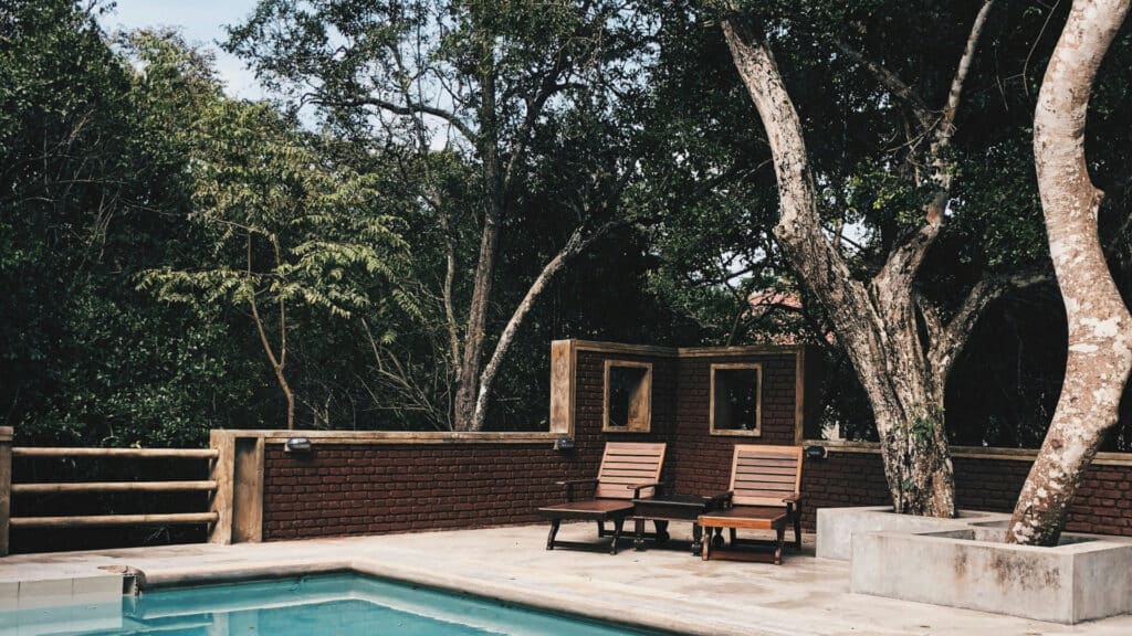 Créer un coin lounge au bord de la piscine : mobilier et accessoires indispensables