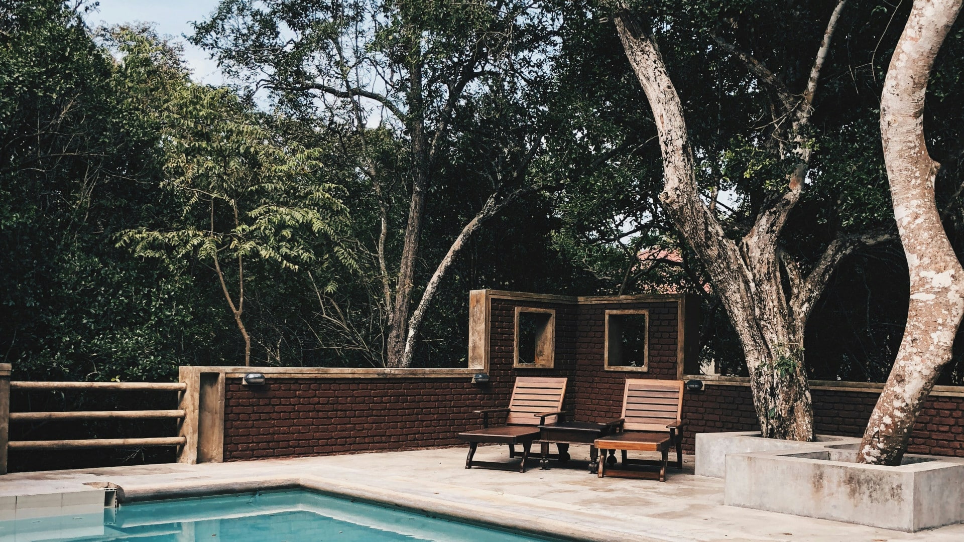 Créer un coin lounge au bord de la piscine : mobilier et accessoires indispensables