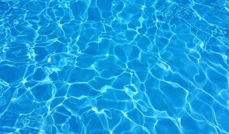 Zoom sur l'eau d'une piscine
