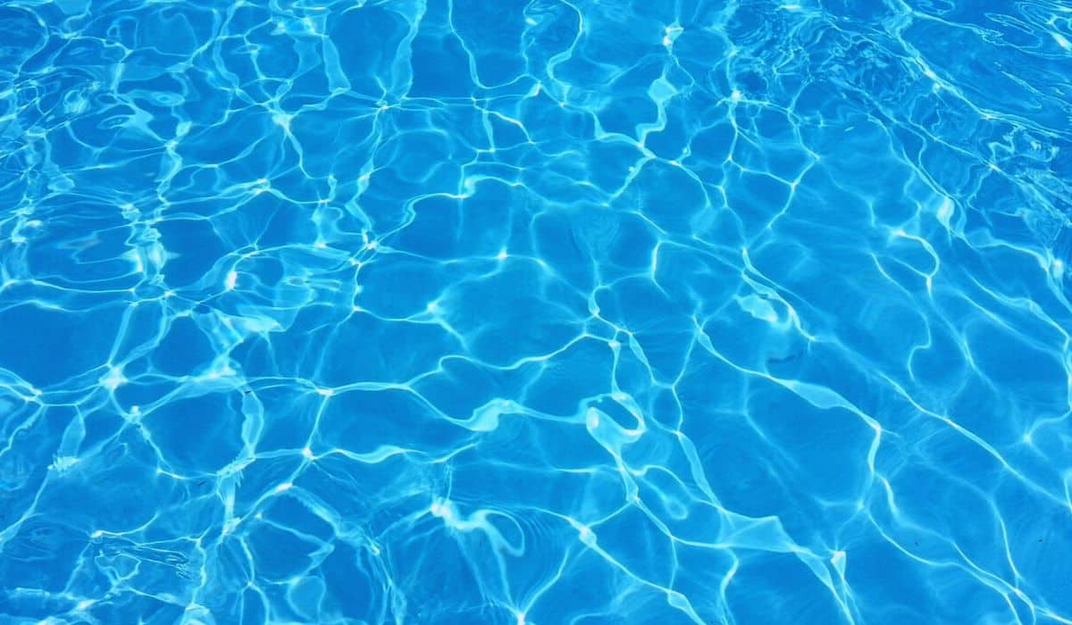 Zoom sur l'eau d'une piscine