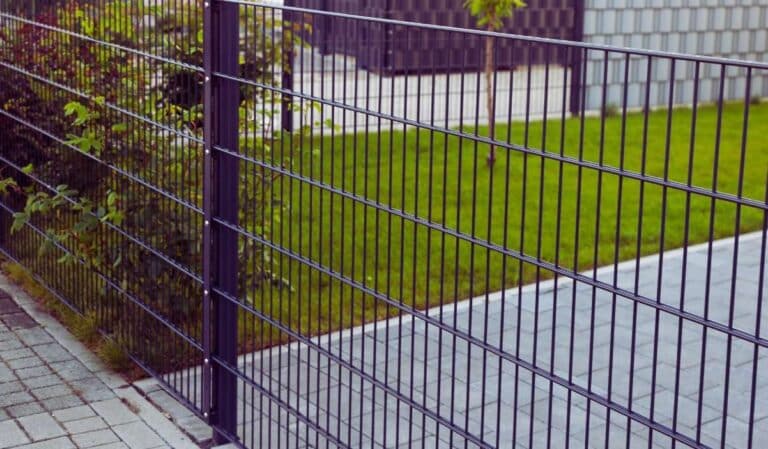 Grillage rigide dans un jardin