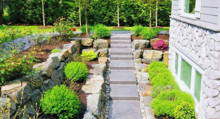 joli jardin aménagé avec gravier
