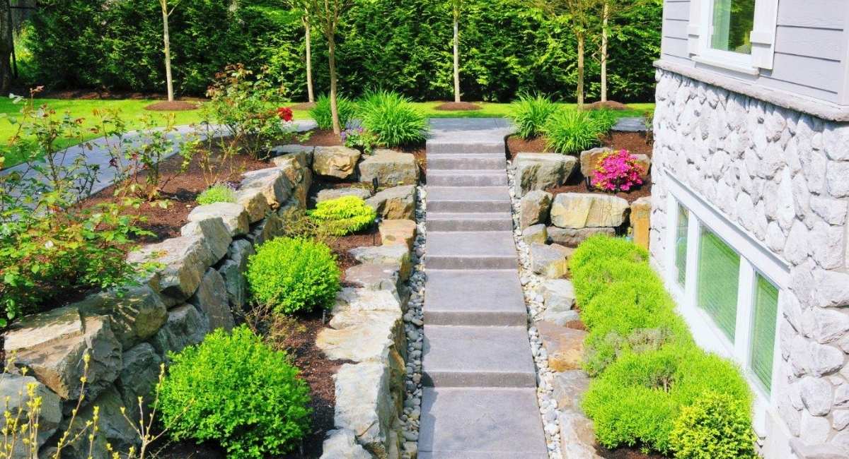 joli jardin aménagé avec gravier