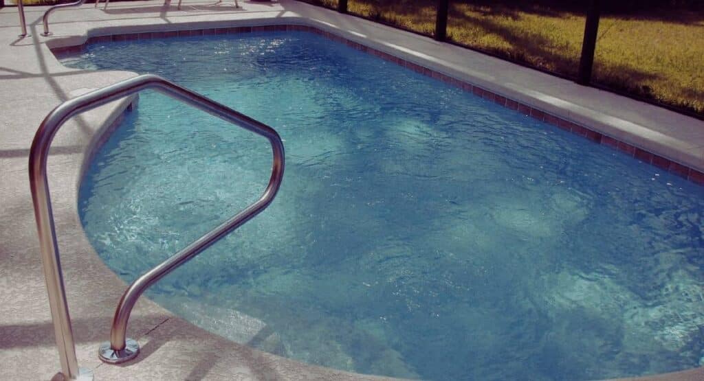Piscine hors sol installée dans un jardin