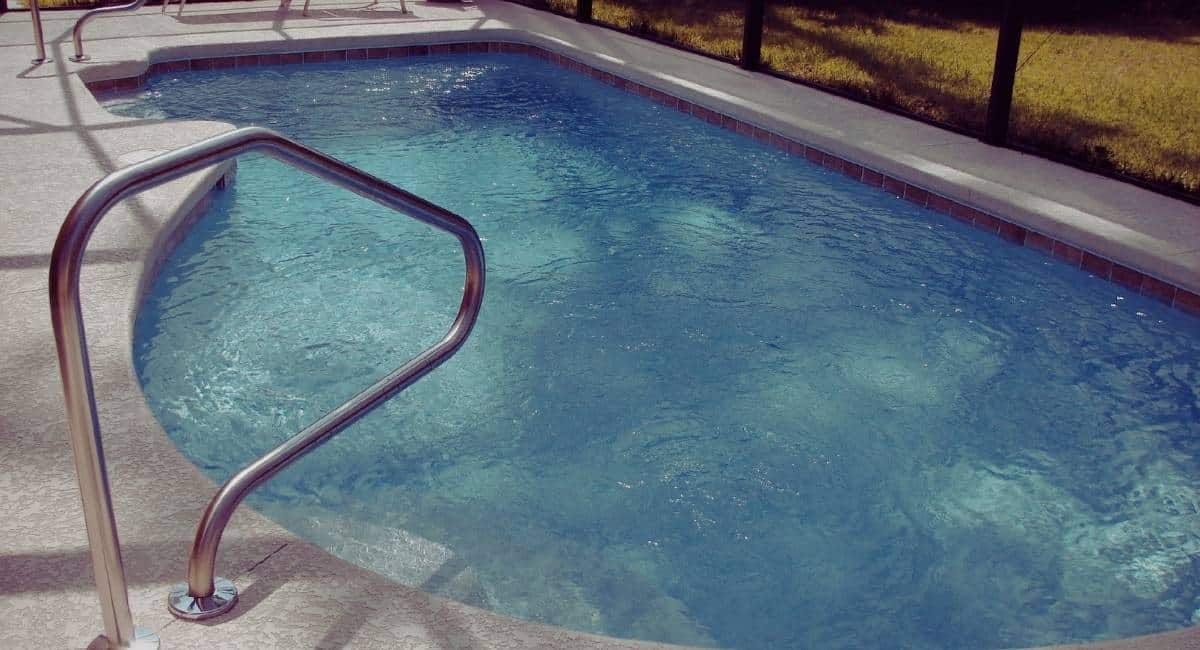 Piscine hors sol installée dans un jardin