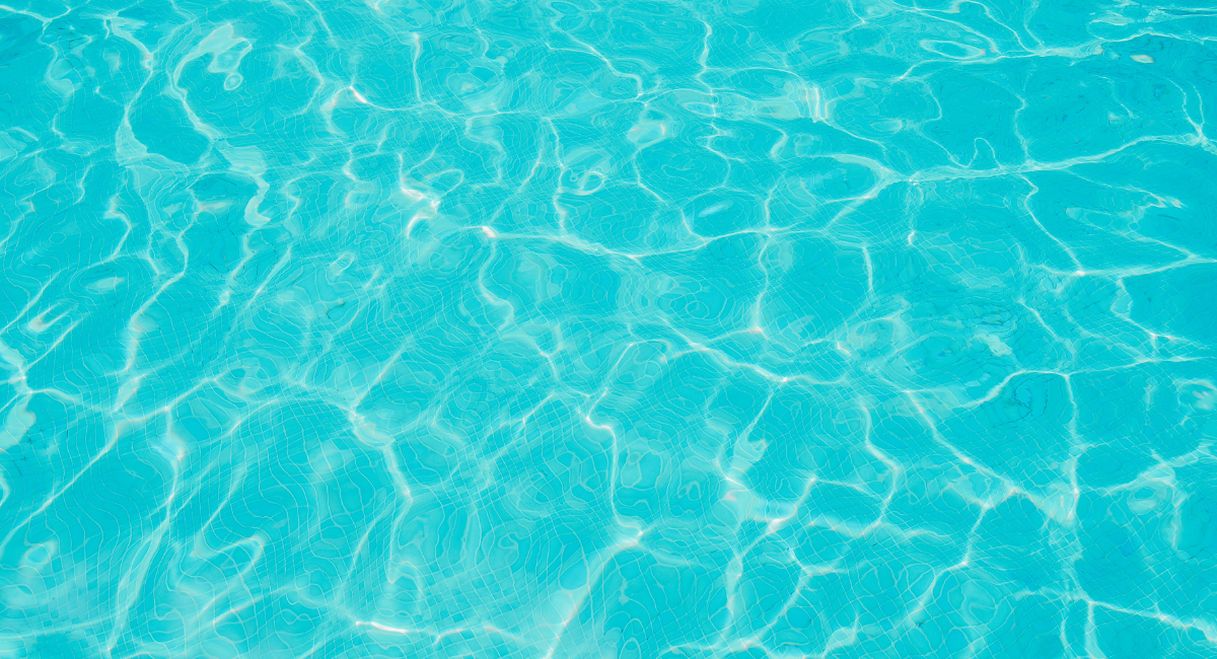 Surface de l eau turquoise d une piscine avec reflets de lumiere