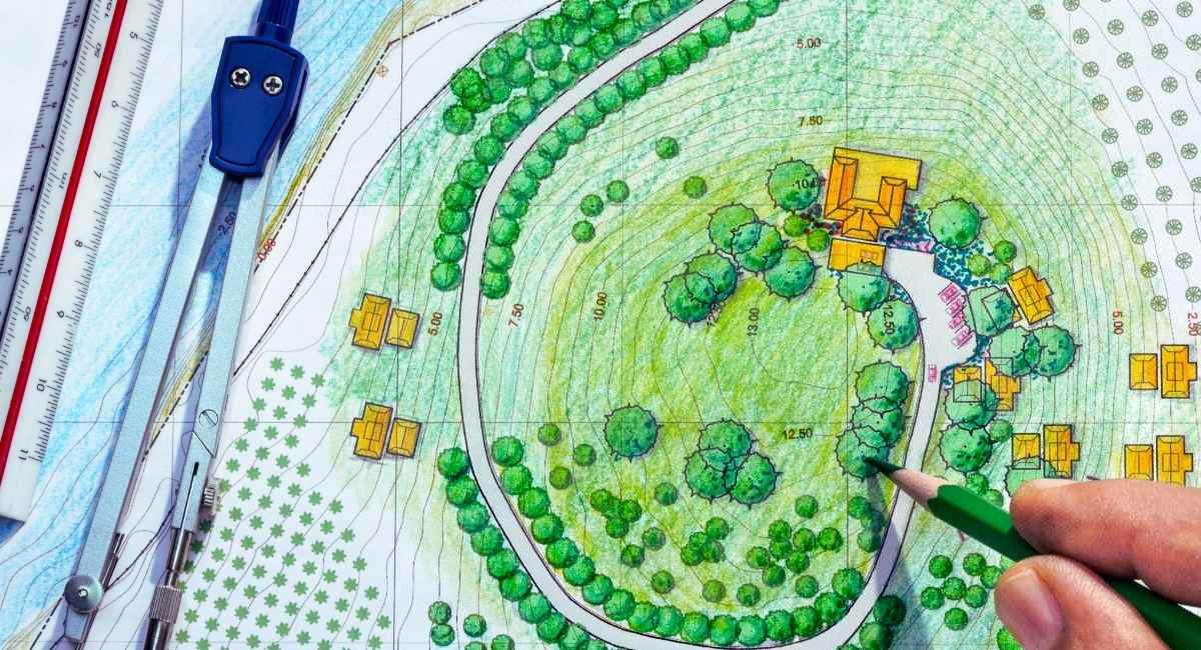 Plan de jardin colorie au crayon avec compas et regle, dessine par un paysagiste